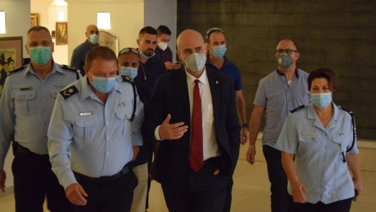 החל לעבוד: השר אוחנה ביקר שוטר שנפצע בפעילות מבצעית