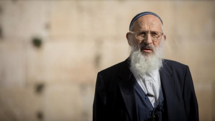 האם מצטער מהחום פטור מתפילה בחוץ בשמש?