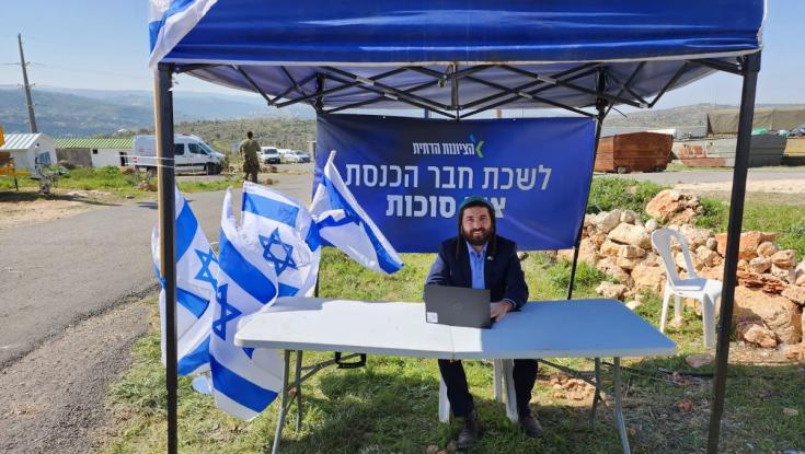 שעה לאחר שהוקמה: כוחות הביטחון פירקו את לשכתו של צבי סוכות באביתר