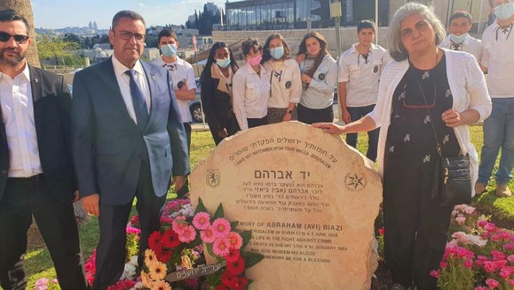 יום הזיכרון: תנועות הנוער בירושלים הניחו פרחים בעשרות האנדרטאות בעיר