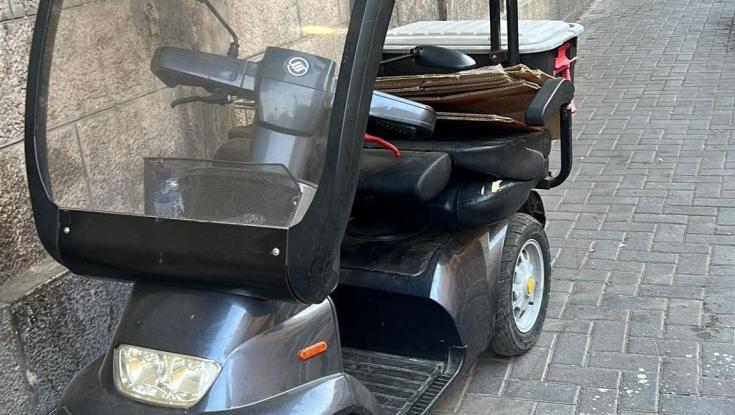 רדף אחרי קרוב משפחתו בקלנועית ותקף אותו בעזרת קביים וסכין