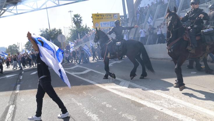בן גביר מגבה את הקצין שהשליך רימון הלם בהפגנת השמאל