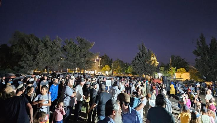 מאות הפגינו מול ביתו של סמוטריץ': "אם לא היית ח"כ גם אתה היית במעצר מנהלי"