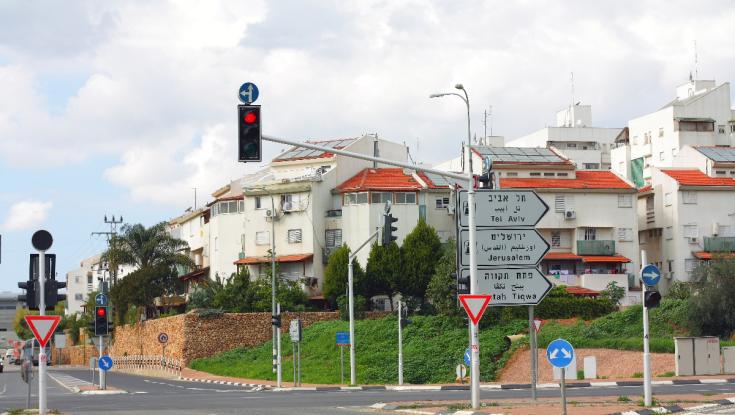 מעל 100 דוחות בכל יום לנהגים שעברו באור אדום: זו העיר המובילה