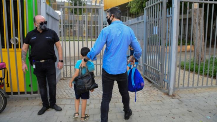 סייעת שסירבה להתחסן - לא תחזור לעבודה ולא תקבל משכורת