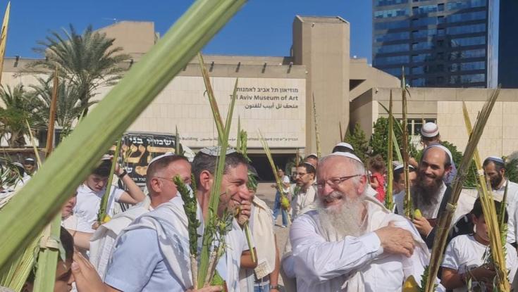 ארבעת המינים והלל ברחבת מוזיאון תל אביב: צפו