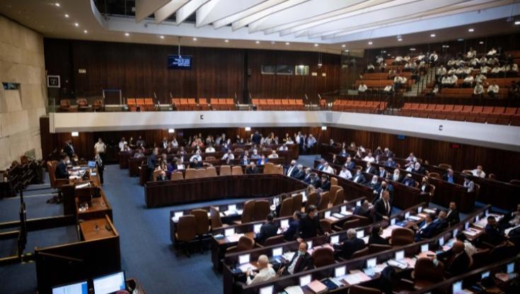 הצעות החוק עברו בטרומית והח"כים פצחו בשירת "משנכנס אדר מרבים בשמחה"
