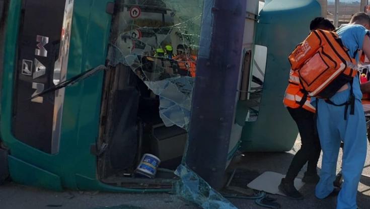 כביש 444: מערבל בטון התהפך &ndash; הנהג נפצע בינוני