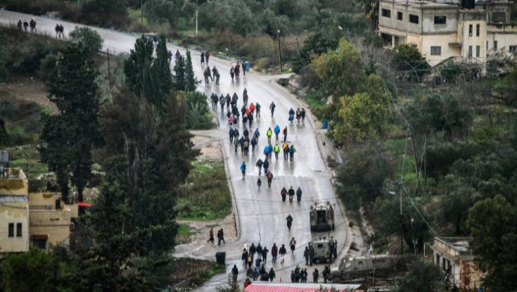 בעקבות מחסום צבאי: תלמידים שעשו דרכם ברגל לחומש עברו לינץ' - 2 פצועים