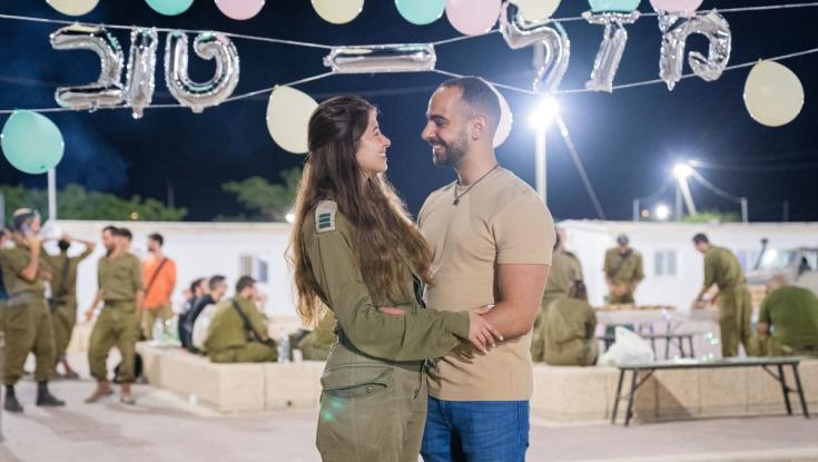 שבע ברכות: לוחמי גדוד המילואים חגגו את חתונת השלישה עם סיום האימון