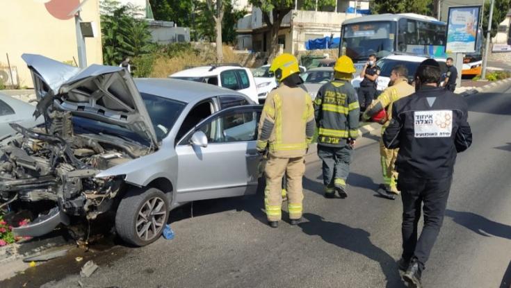צפת: בן 30 התנגש עם רכבו בעמוד חשמל, מצבו קשה