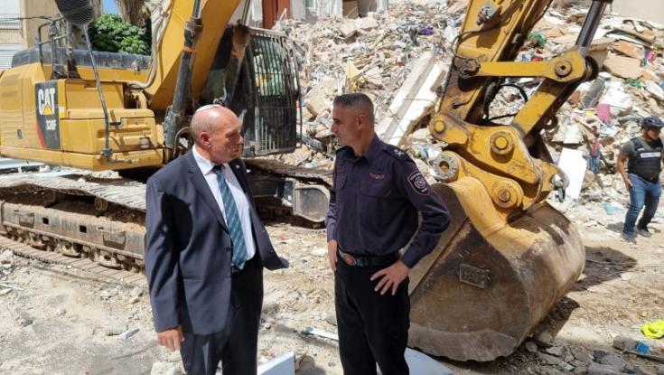 מבקר המדינה בזירת הבניין שקרס בחולון: "נלווה את הדיירים עד למציאת פתרונות"