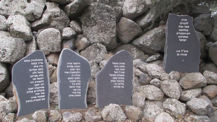 ערבים תלו דגל אש"ף על אנדרטה לזכר חללי מלחמת יום כיפור - קצין צה"ל החזיר את דגל ישראל