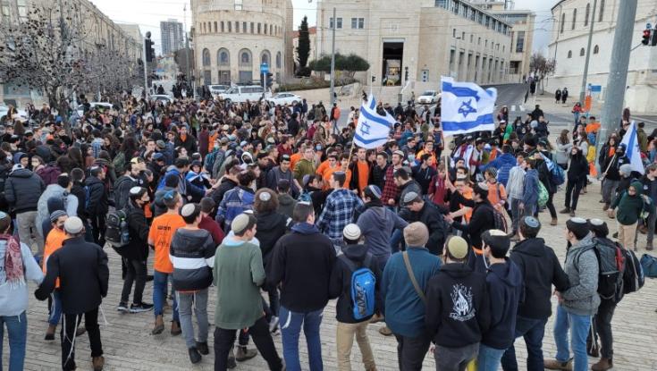 לקראת הגשת תשובת המדינה לבג"ץ: אלפי בני נוער במפגן תמיכה בחומש