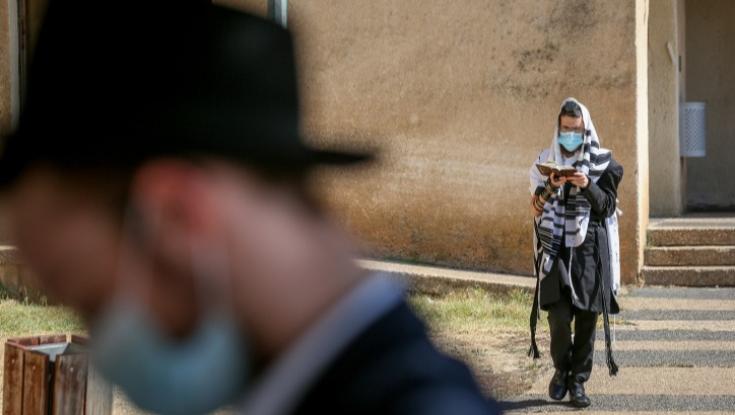 בכירי הרבנים החרדים לקראת שמחת תורה: "להיזהר מלתת יד זה לזה בעת הריקוד"