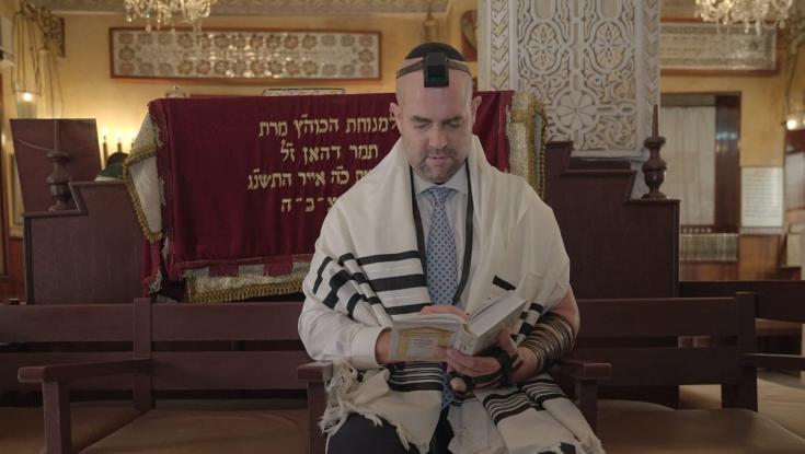 מניח תפילין בבית הכנסת של אבא: התמונה המרגשת של אמיר אוחנה במרוקו