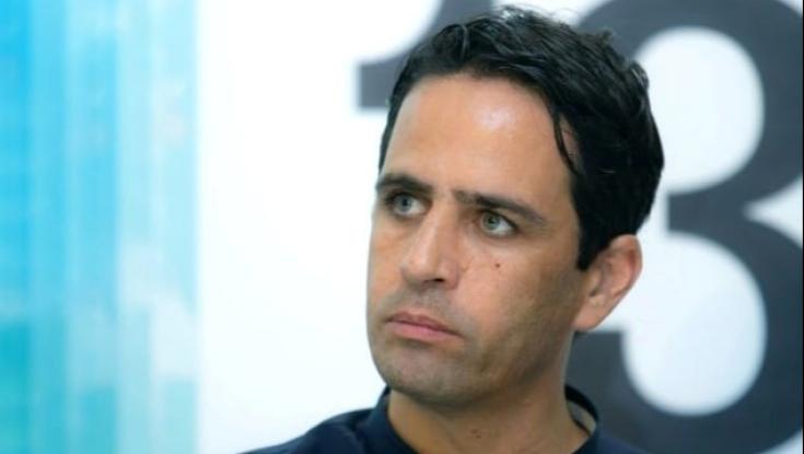 לראשונה מאז המלחמה: אלמוג בוקר חוזר לעמדת השידור הביתית בזיקים