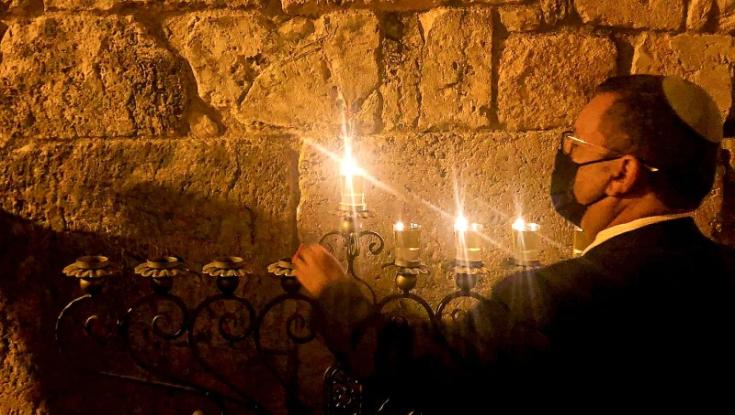 ליאון מדליק חנוכיה בכותל הקטן | צפו