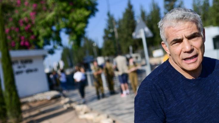לפיד מספר היכן שירת בצבא: "שם פגשתי את אשתי"