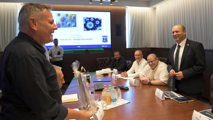 בעיצומו של הגל השישי של הקורונה: ניצן הורוביץ העניק מגן מיוחד לנפתלי בנט