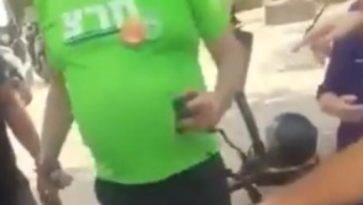 פעיל מרצ תועד מבזה תפילין סמוך לקלפי ועורר סערה