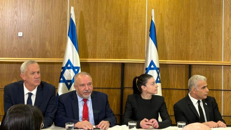 לפיד וגנץ קוראים לח"כים מהליכוד להתנגד לרפורמה: "עוד לא מאוחר לעצור"