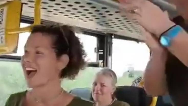 הנשים שרו בפני הנוסעים החרדים - בארגון מתנצלים ומסבירים