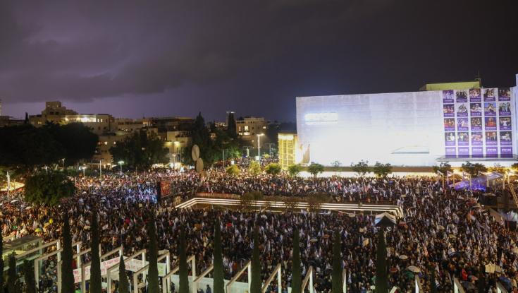 עשרות אלפים הפגינו בכיכר הבימה נגד הרפורמה במערכת המשפט