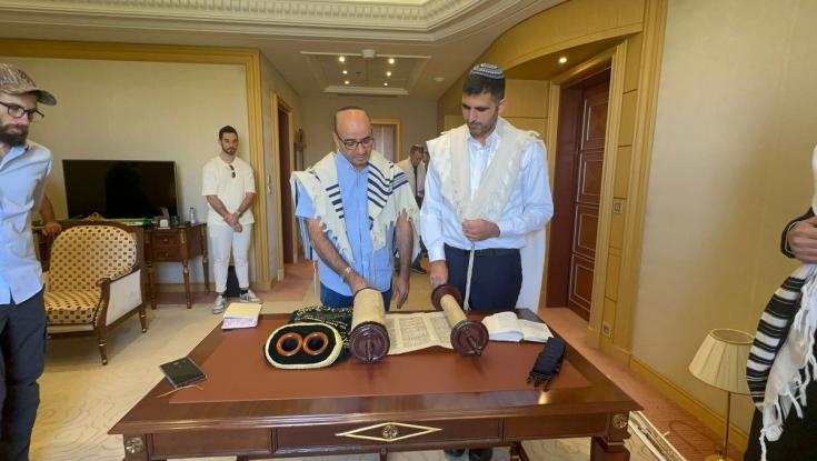 עם ספר תורה וארבעת המינים: התפילה של השר הסרוג בסעודיה