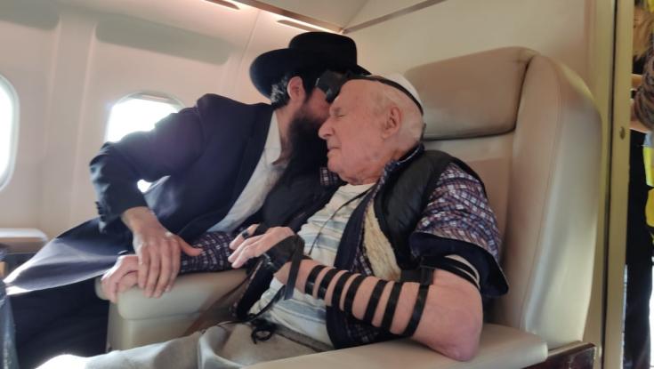 ניצול שואה חולץ מהמלחמה באוקראינה והניח תפילין לראשונה בחייו | צפו