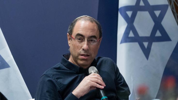 קלמן ליבסקינד מגן על המגזר ומסביר למה אין כיפות סרוגות בהפגנות