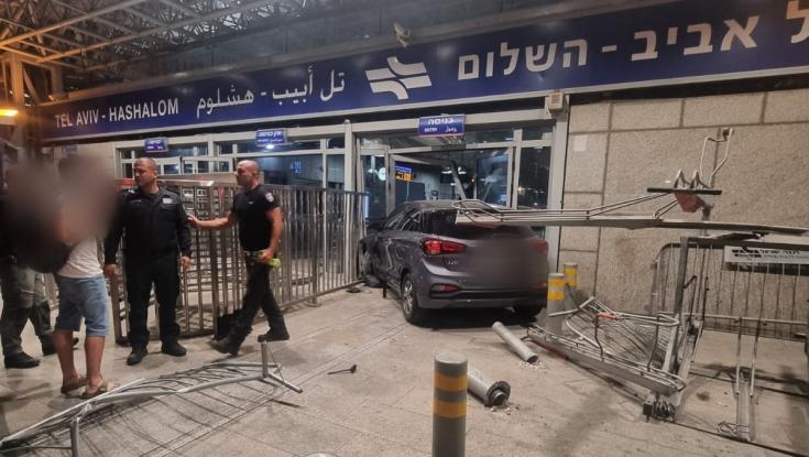 תל אביב: נהגת בת 70 איבדה שליטה ונכנסה בתחנת רכבת השלום