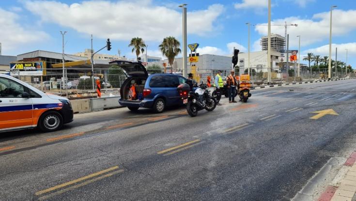 פתח תקווה: צעיר שרכב על אופנוע נפצע בינוני בתאונה