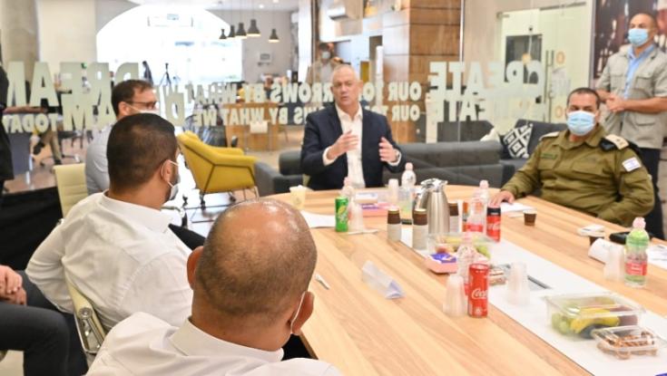 שר הביטחון בביקור בכפר קאסם: "אי אפשר לקיים חתונות רגילות"