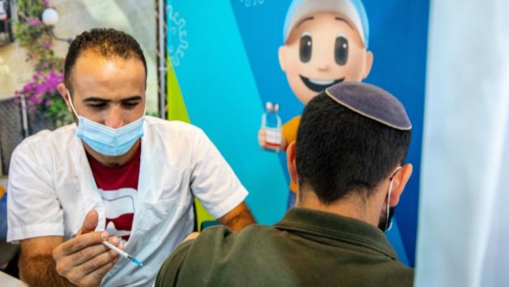 אושר מתן חיסון רביעי לבני 18 ומעלה הסובלים ממחלות רקע