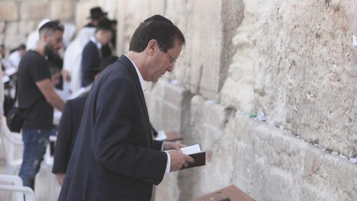 לקראת הבחירות לנשיאות: יצחק הרצוג הניח פתק בכותל