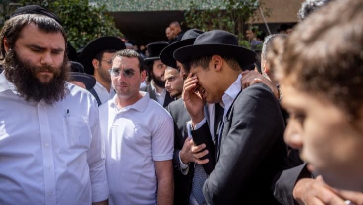 "הם לא רוצים אותנו כאן": הקומיקאי מסביר לבתו מדוע יש פיגועים