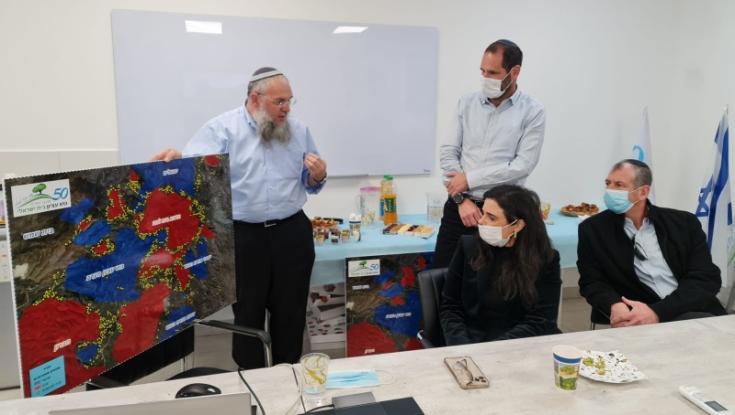 ברקע ההשתלטות הערבית על אדמות מדינה: איילת שקד ביקרה בגוש עציון