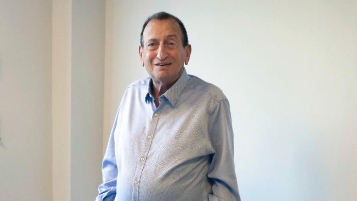 רון חולדאי חילק בבתי הספר תמונה של אסתר חיות ומגילת העצמאות