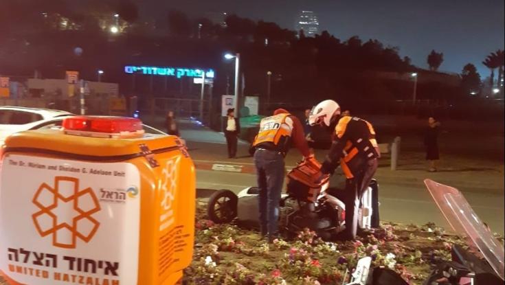 אשדוד: אוטובוס פגע ברוכב אופנוע בן 25 - מצבו בינוני
