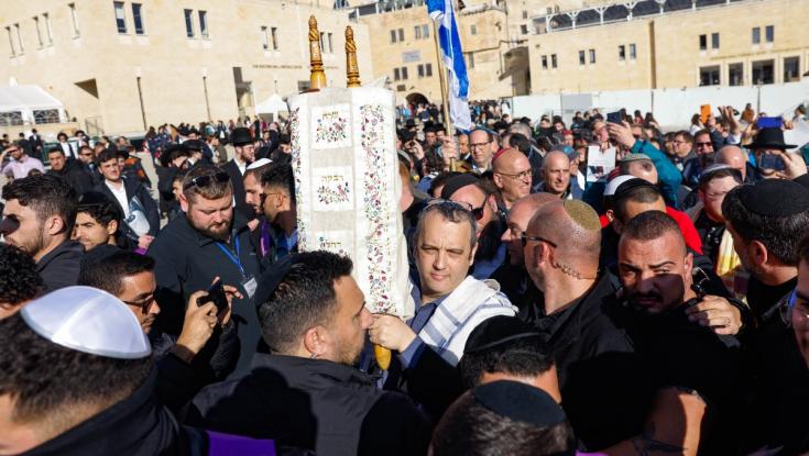 מהומה ברחבת הכותל המערבי בעקבות ספר תורה שנשא גלעד קריב