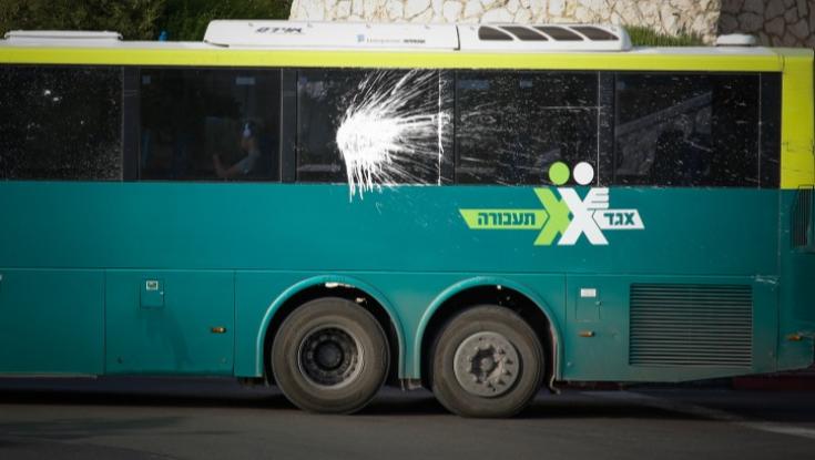 האוטובוס לא נכנס ליישוב והתושבים נאלצים להסתכן ביטחונית