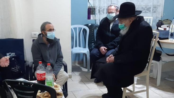 הרב טאו הגיע לנחם את משפחת סנדק - ובכה