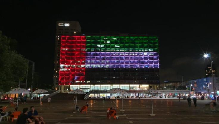 דגל איחוד האמירויות ודגל ישראל על בניין עיריית תל אביב