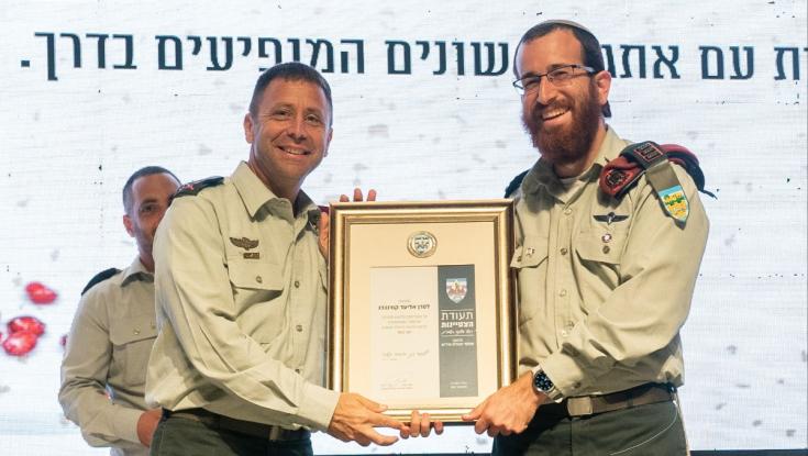 לאחר 10 שנים בישיבה הרב קיבל את מצטיין מפקד אוגדת איו"ש