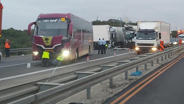 כביש החוף: 5 פצועים בתאונת שרשרת בין 3 משאיות לאוטובוס