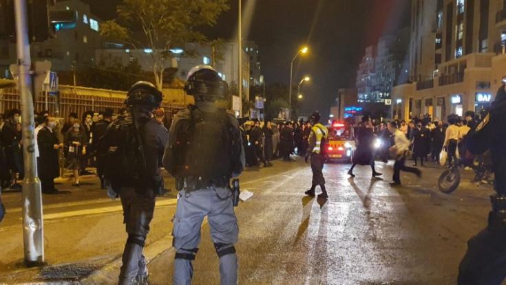 צפו: שוטר יס"מ נותן אגרוף לחרדי
