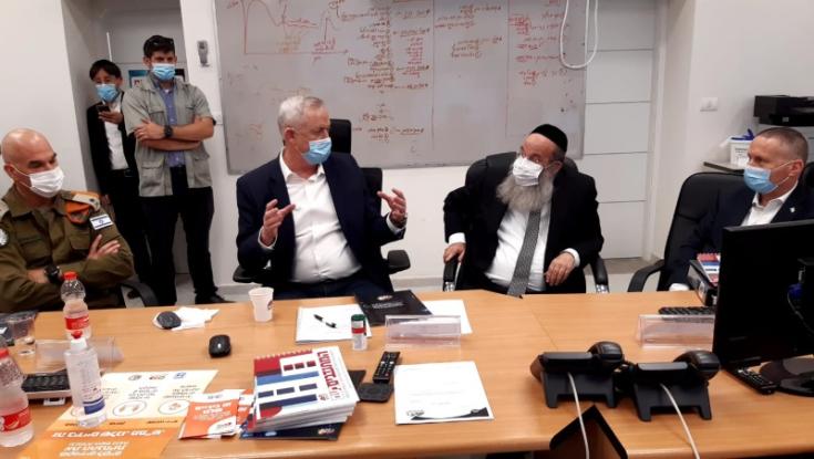 שר הביטחון בבני ברק: "רק ביחד נהיה מסוגלים לנצח את המגיפה"