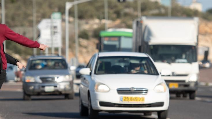 יוסי דגן מאשים: בנות מוטרדות בטרמפים כי הן מפחדות מערבים באוטובוסים