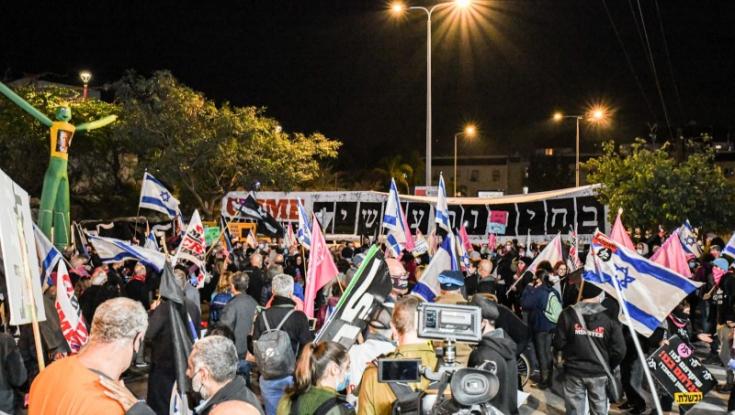 מאות מפגינים בסמוך לביתו של גנץ בראש העין